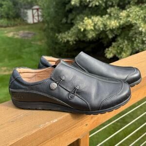 Taos size 8.5 Blend Black Leather Comfort Shoes *Missing one medallion